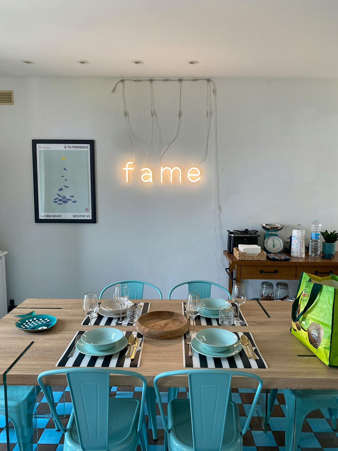 Cocina moderna con sillas de color turquesa